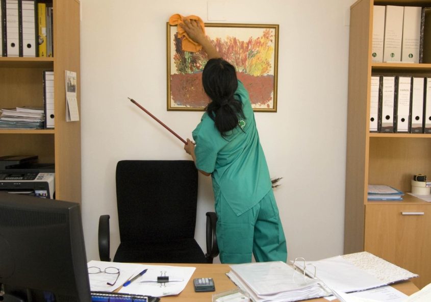 ¿Cuál es la diferencia entre limpieza profunda y mantenimiento regular en oficinas?